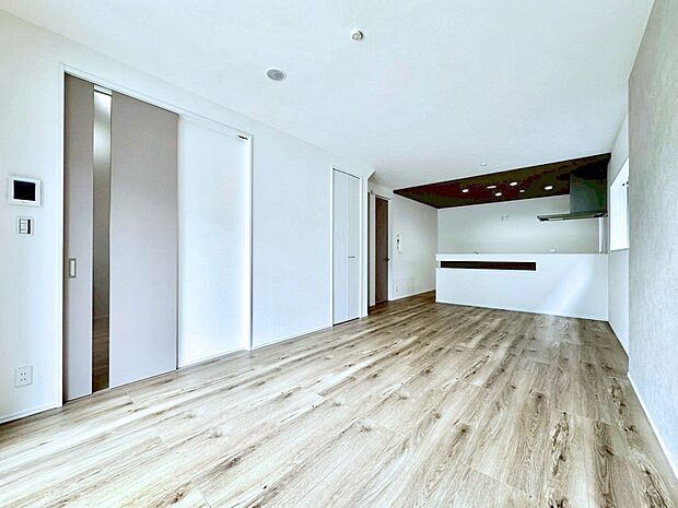 明るい陽光が注ぎ、寛ぎの雰囲気に満たされるリビング・ダイニング。 