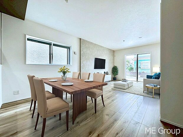 ご家族の賑やかな話し声で包まれる明るいリビング  ※家具はCGです