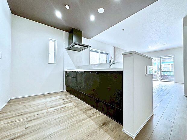 爽やかな風が通り抜けるキッチン。窓があるので明るく換気にも役立ちます。