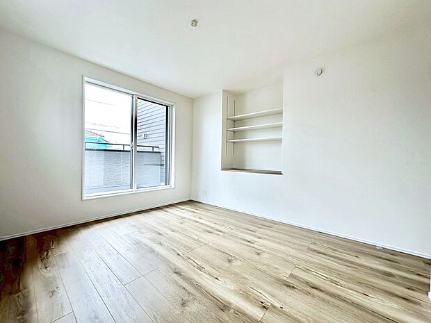 明るいバルコニーサイドに洋室を設置。目覚めの良い寝室に。   