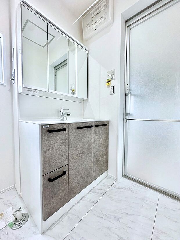 大きく見やすい三面鏡で清潔感ある洗面台は、身だしなみチェックや肌のお手入れにおすすめです。 