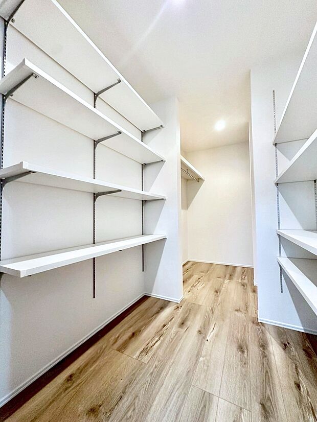 ご家族みんなで使える収納ファミリークローク付き