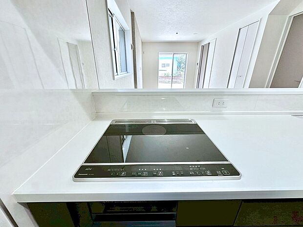 IHクッキングヒーターは天板の調理面がフラットなので調理後はサッと一拭きするだけ！