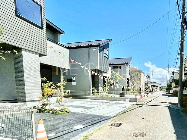 前面道路はきちんと整備されています  