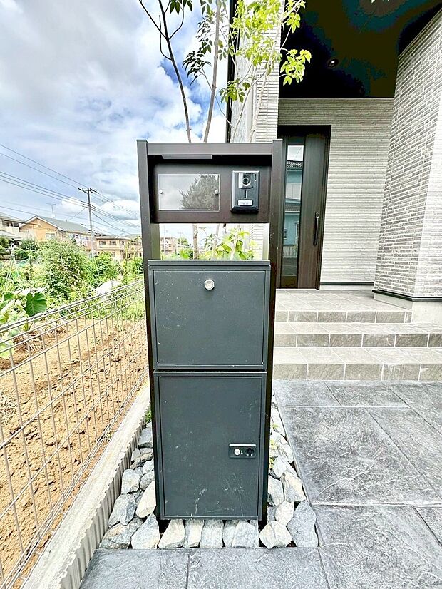 表札・インターホン・ポスト・宅配ＢＯＸをひとつに集約。エントランスになじむシンプルデザイン。
