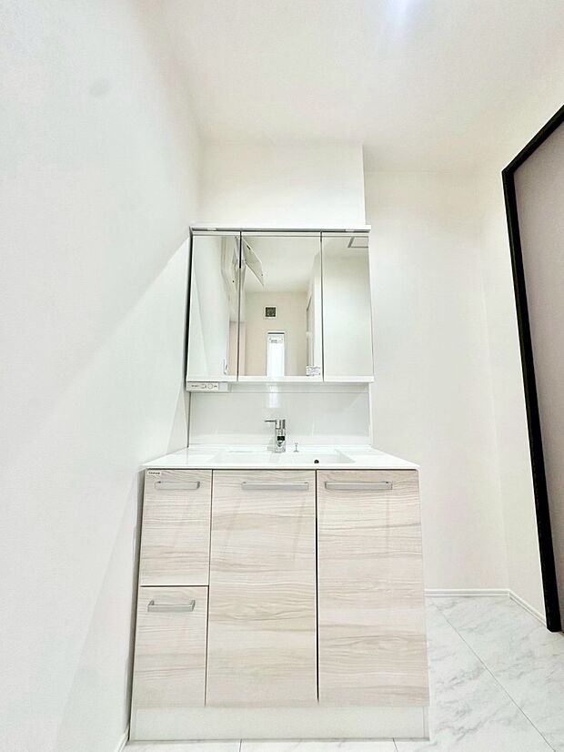 大きく見やすい三面鏡で清潔感ある洗面台は、身だしなみチェックや肌のお手入れにおすすめです。 