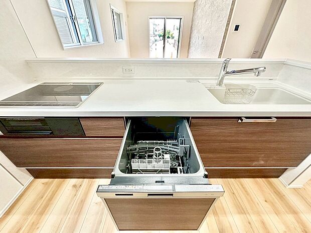 面倒なお片づけは食洗機にお任せ！家事の負担が減って、時間にも気持ちにもゆとりができます。