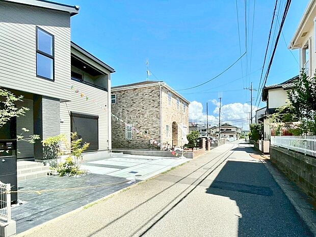 前面道路はきちんと整備されています  