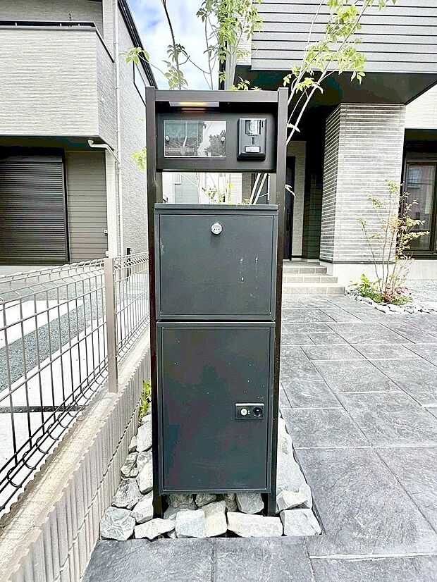 表札・インターホン・ポスト・宅配ＢＯＸをひとつに集約。エントランスになじむシンプルデザイン。