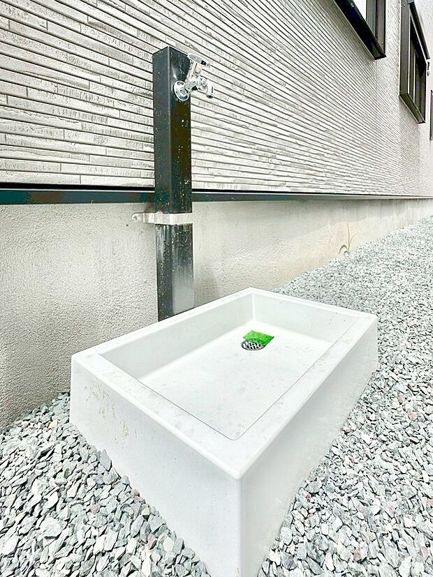 外水栓があると、庭のお手入れやちょっとした手洗い・洗車に便利です！ 