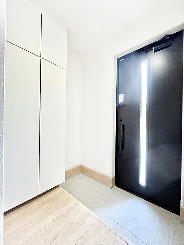 明るい玄関はお客様をお出迎えするのにぴったりです!