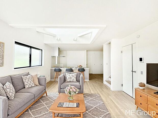 家族の和やかな会話が聞こえてきそう。開放感のあるリビングです。※家具はCGです