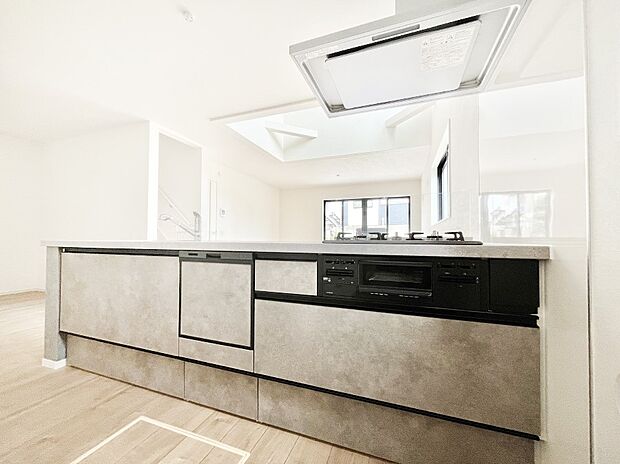 リビングで遊ぶお子様を見守りながらお料理ができる対面キッチン。