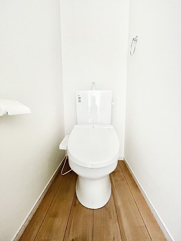 明るく清潔感のあるトイレです。