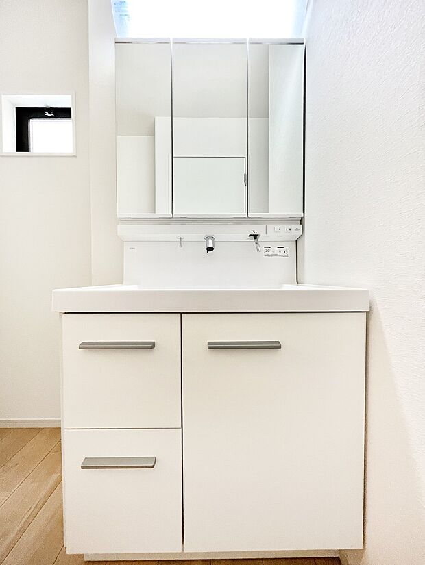 収納力と機能性に優れた洗面化粧台