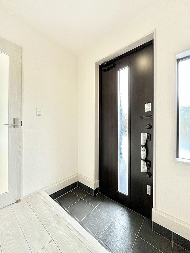 明るい玄関はお客様をお出迎えするのにぴったりです！ 