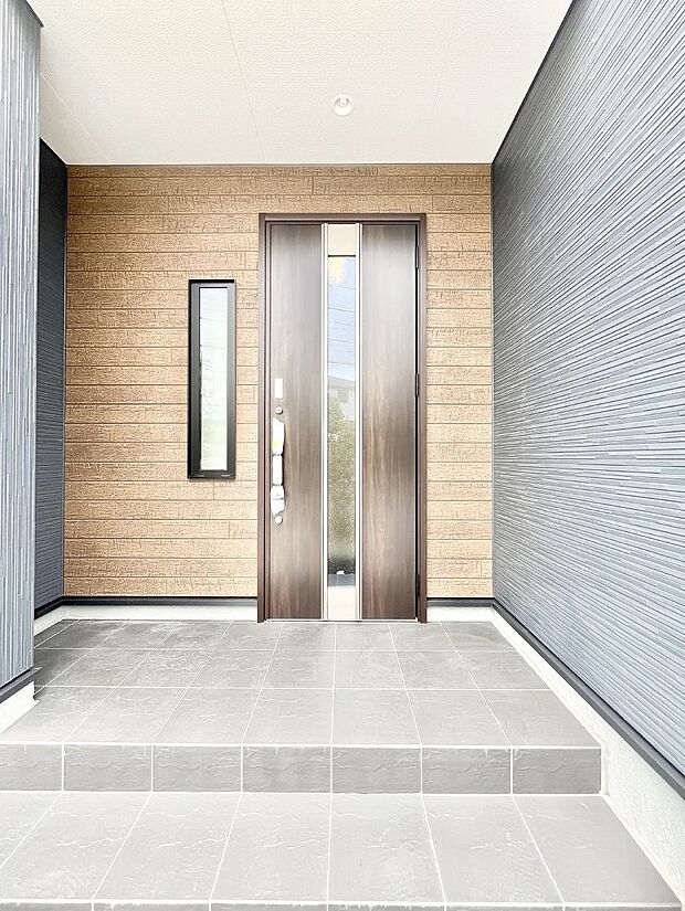 大切な家族、来客を出迎える玄関。