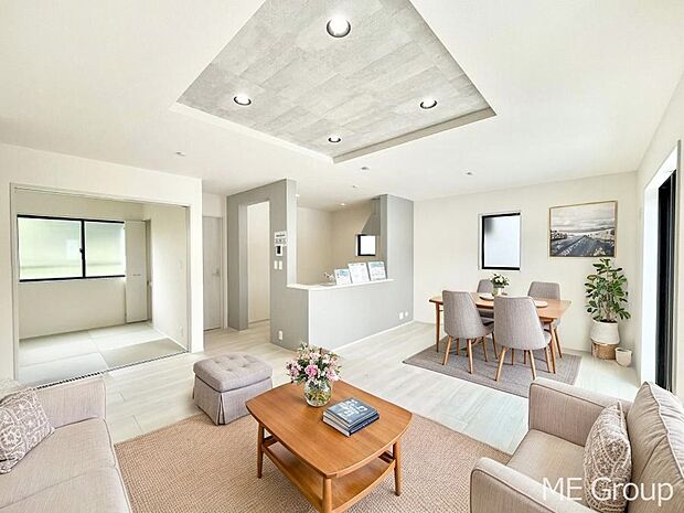 家族の和やかな会話が聞こえてきそう。開放感のあるリビングです。※家具はCGです  