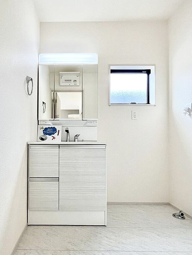 収納力と機能性に優れたお手入れラクラク洗面化粧台！  