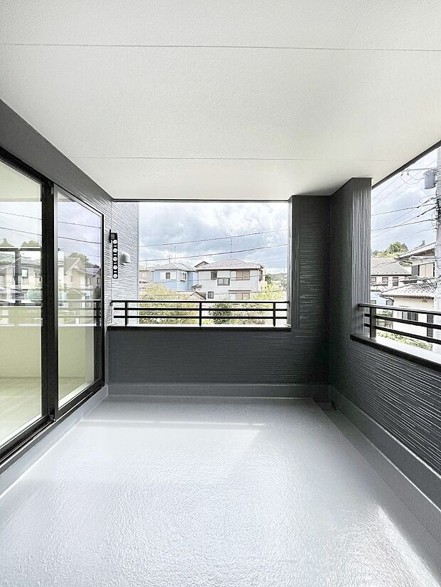 ゆったりバルコニーだから沢山お洗濯ものを干せます。