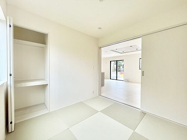 リビングと隣り合っている和室。ほっと一息できる和の空間も忘れずに。 