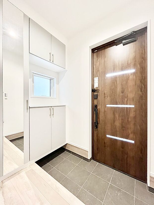 下駄箱はご家族の写真や季節のインテリアで飾り棚として演出できます