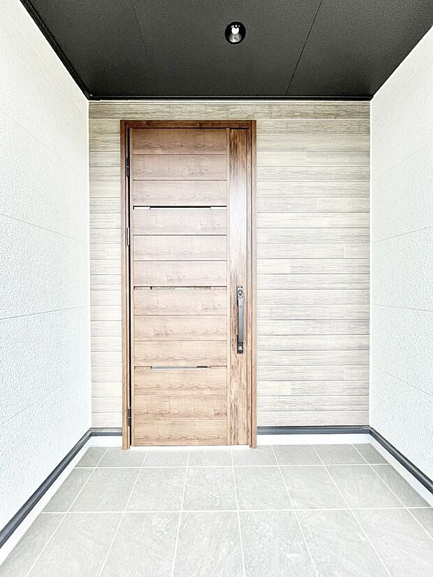 玄関前は雨が降っても濡れにくい屋根付き