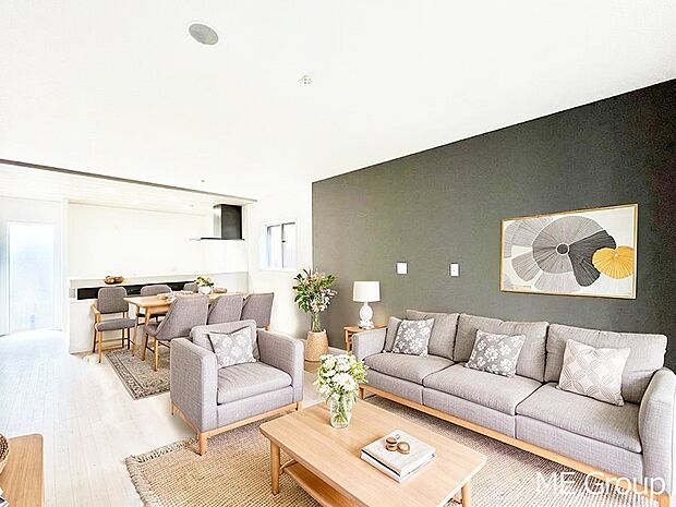 落ち着いた雰囲気のLDKは家族みんなの快適空間※家具はCGです