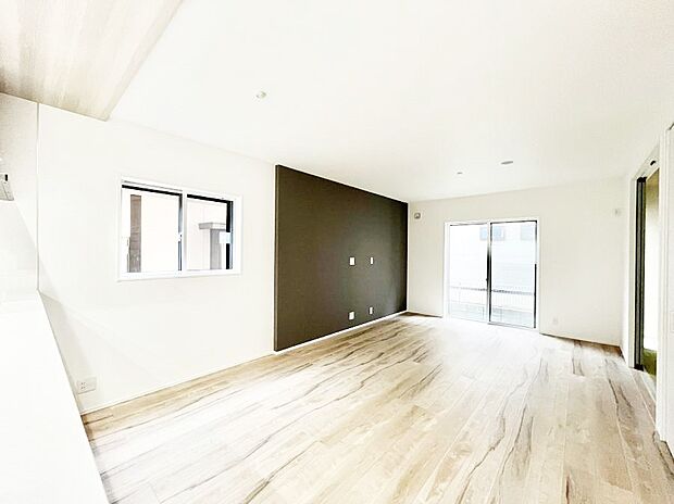 大きな窓からたっぷりの陽光と風を感じられるリビング