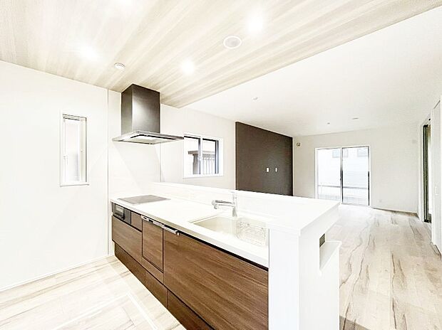 料理をしながらご家族との会話を楽しめる対面カウンターキッチン