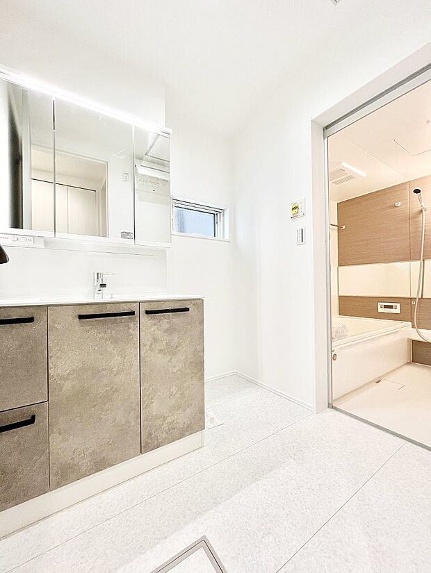 清潔感ある洗面化粧室で朝の身支度も快適