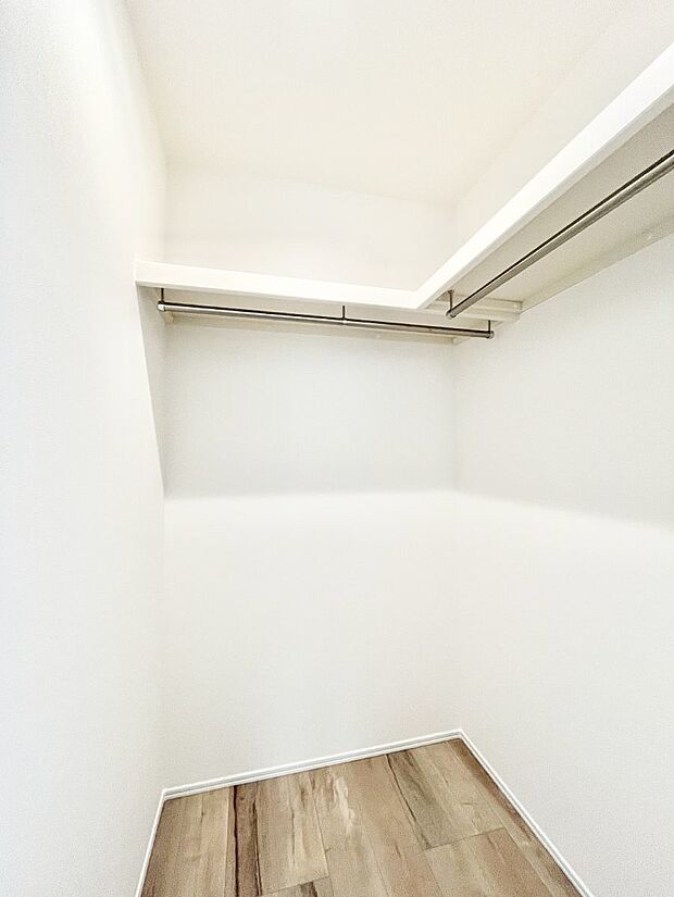 ウォークインクローゼットの活用で生活空間スッキリ