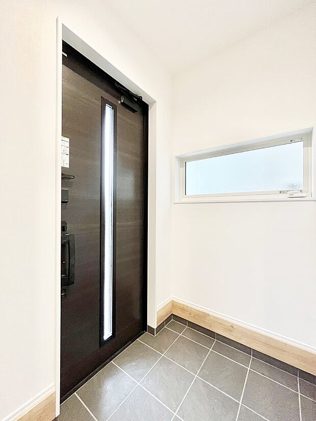 ガラススリットの入った玄関ドアが室内に光を届けてくれます