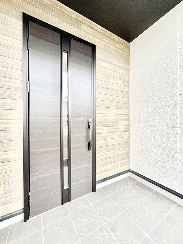 シンプルで落ち着いた雰囲気の玄関周り