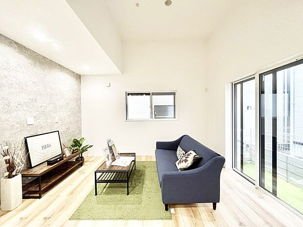 大きな窓からたっぷりの陽光と風を感じられるリビング