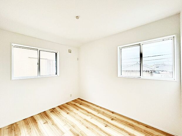 窓からのやさしい光が心地よいプライベートルーム