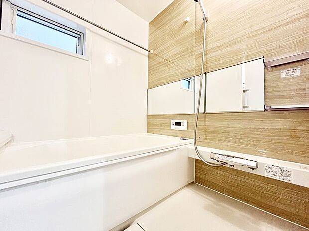 一日の疲れを癒してくれる明るい清潔感のあるバスルーム