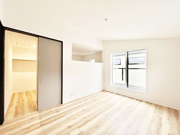 バルコニーが開放感をプラスしてくれる洋室