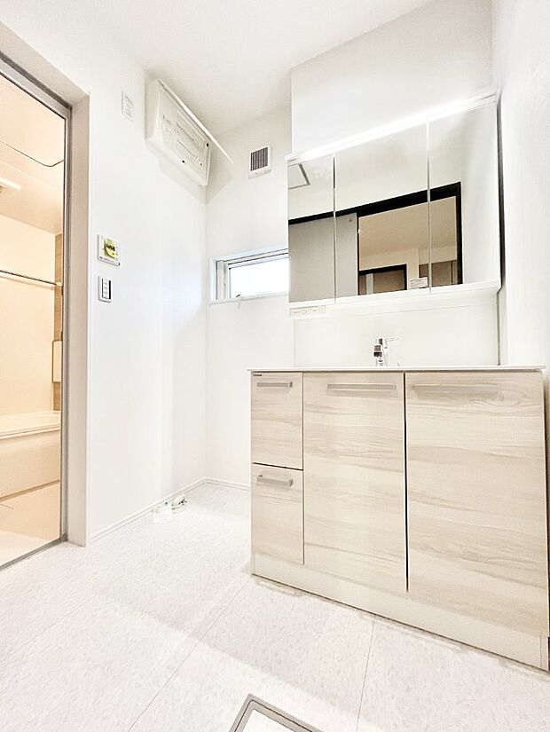 清潔感ある洗面化粧室で朝の身支度も快適