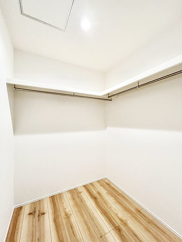 ウォークインクローゼットの活用で生活空間スッキリ