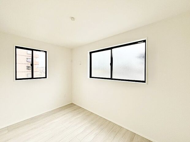 窓からのやさしい光が心地よいプライベートルーム  