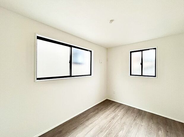 窓からのやさしい光が心地よいプライベートルーム