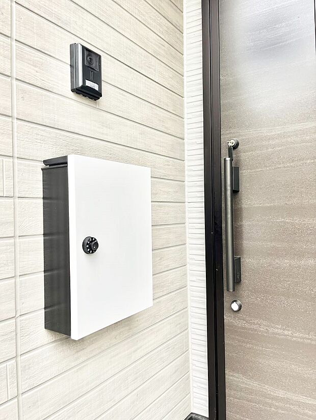 シンプルなデザインのポスト  