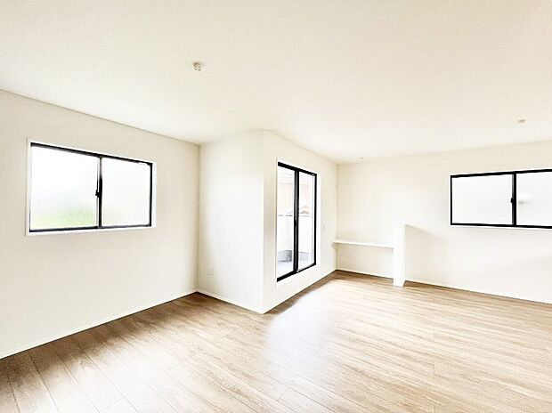 大きな窓からたっぷりの陽光と風を感じられるリビング