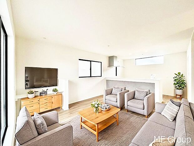 ご家族の賑やかな話し声で包まれる明るいリビング