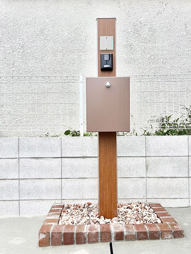 シンプルデザインのポスト。