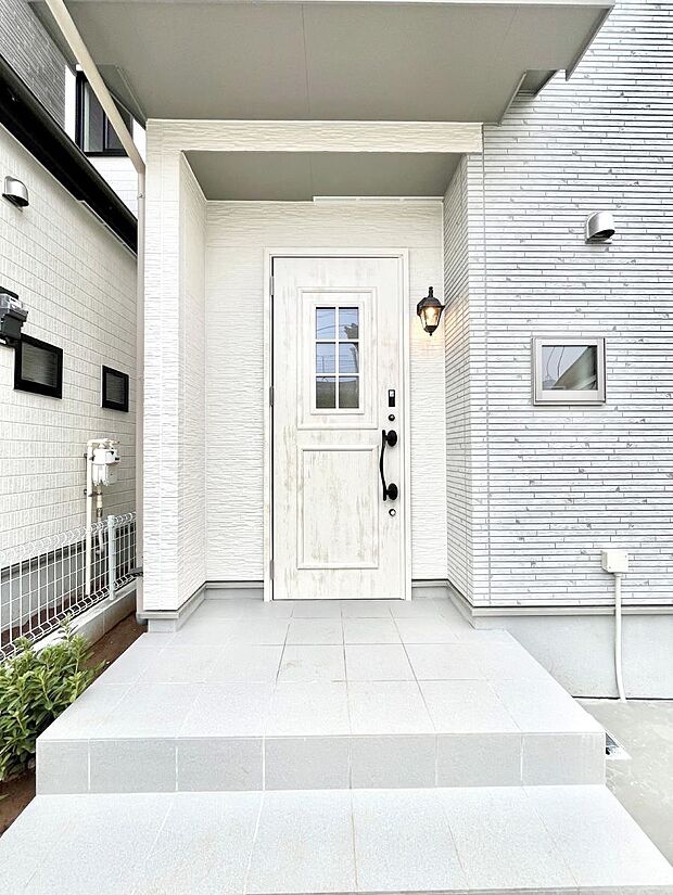 大切な家族、来客を出迎える玄関。