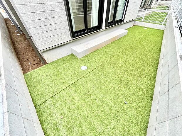 家族で楽しめる庭付きです。ガーデニングや物置を置いたり、お子様がいらっしゃるご家庭ではプールなど使い方はさまざまです。 