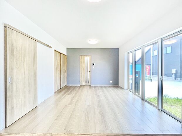 家族団らんの時間も増えそうなくつろぎのリビングダイニング。   