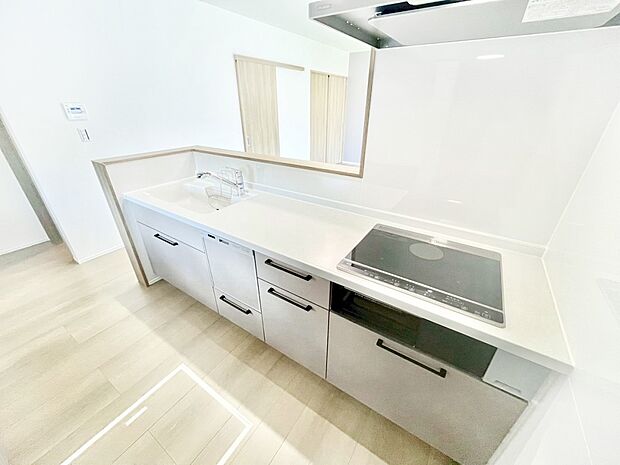 リビングで遊ぶお子様を見守りながらお料理ができる対面キッチン。  